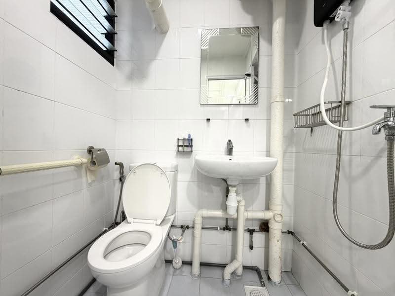 616 Bedok Reservoir Road, 616 Bedok Reservoir Road, Bedok / Upper East Coast, 2 Bedrooms, 732 sqft, HDB Flat For Sale, by Toby Aw, 500299565 - Bathroom - PropertyGuru.com.sg