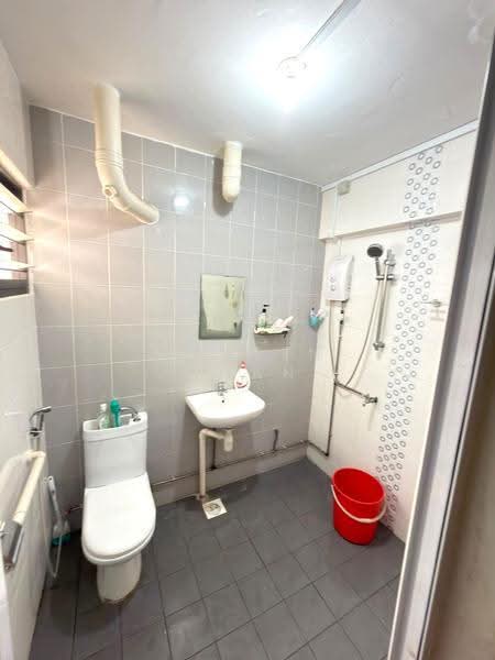 412 Jurong West Street 42, 412 Jurong West Street 42, Boon Lay / Jurong / Tuas, 3 Bedrooms, 1,130 sqft, HDB Flat For Sale, by Doreen Chan, 500299747 - Bathroom - PropertyGuru.com.sg