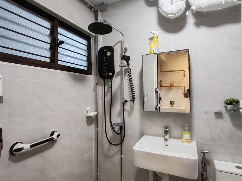 214 Choa Chu Kang Central, 214 Choa Chu Kang Central, Dairy Farm / Bukit Panjang / Choa Chu Kang, 4 Bedrooms, 1,528 sqft, HDB Flat For Sale, by Rozi Faith Naser, 500299838 - Bathroom - PropertyGuru.com.sg