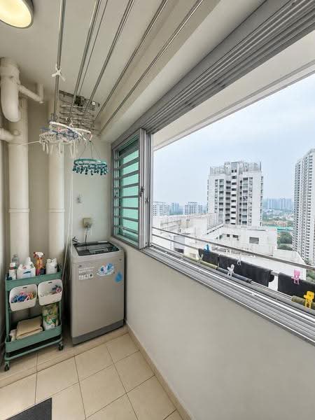 420 Clementi Avenue 1, 420 Clementi Avenue 1, Buona Vista / West Coast / Clementi New Town, 3 Bedrooms, 1,033 sqft, HDB Flat For Rent, by Oh Yu Xuan, 500299848 - Balcony - PropertyGuru.com.sg