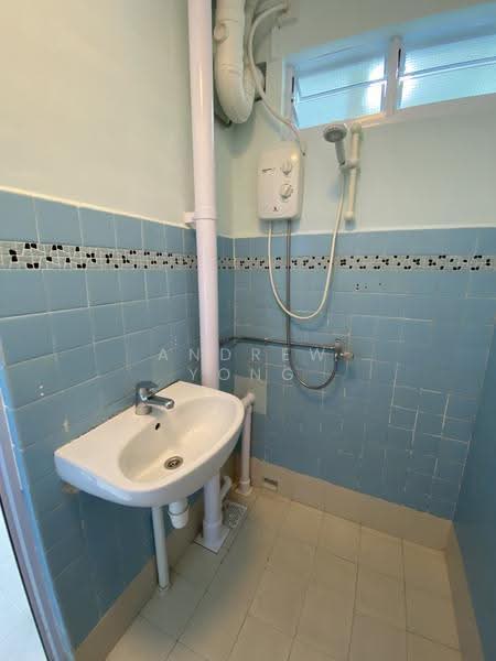 103 Henderson Crescent, 103 Henderson Crescent, Alexandra / Commonwealth, 3 Bedrooms, 796 sqft, HDB Flat For Rent, by Andrew Yong, 500299913 - Bathroom - PropertyGuru.com.sg