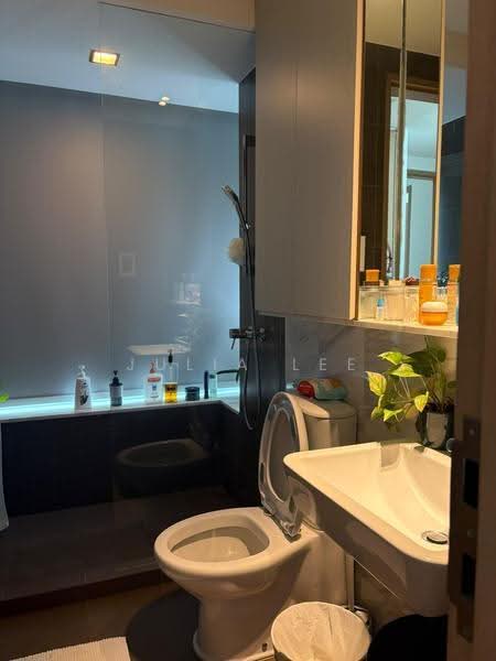 Domain 21, 23 Delta Road, Alexandra / Commonwealth, 2 Bedrooms, 926 sqft, Condominium For Sale, by Julia Lee, 500299920 - Bathroom - PropertyGuru.com.sg
