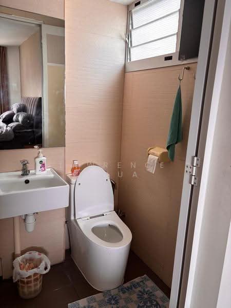 230 Jurong East Street 21, 230 Jurong East Street 21, Boon Lay / Jurong / Tuas, 3 Bedrooms, 1,292 sqft, HDB Flat For Sale, by Lawrence Chua, 500299926 - Bathroom - PropertyGuru.com.sg