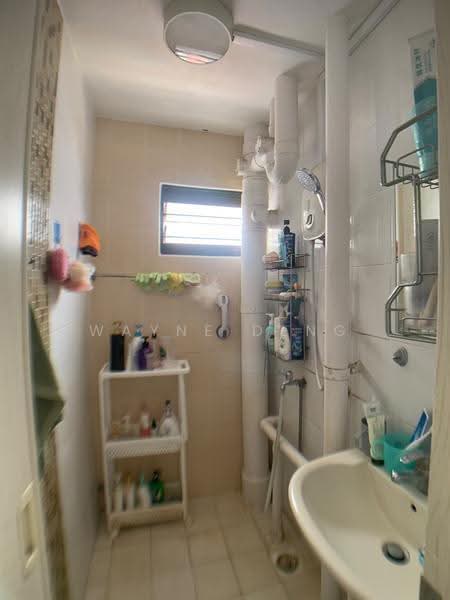 42 Bedok South Road, 42 Bedok South Road, Bedok / Upper East Coast, 3 Bedrooms, 904 sqft, HDB Flat For Sale, by Wayne Deng, 500299989 - Bathroom - PropertyGuru.com.sg