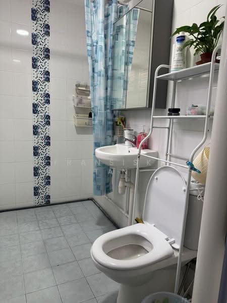 532 Hougang Avenue 6, 532 Hougang Avenue 6, Hougang / Punggol / Sengkang, 3 Bedrooms, 1,302 sqft, HDB Flat For Sale, by Fransiska Tan, 500300288 - Bathroom - PropertyGuru.com.sg