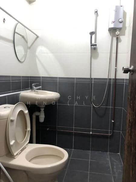 124 Marsiling Rise, 124 Marsiling Rise, Admiralty / Woodlands, 2 Bedrooms, 968 sqft, HDB Flat For Rent, by Wee Chye Heng (Alan Wee), 500300447 - Bathroom - PropertyGuru.com.sg