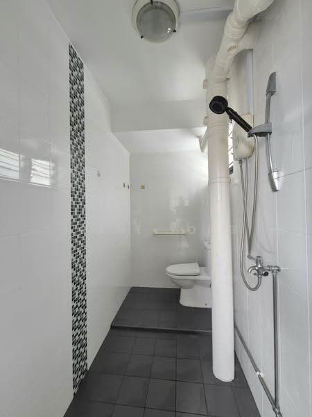 527 Jurong West Street 52, 527 Jurong West Street 52, Boon Lay / Jurong / Tuas, 3 Bedrooms, 1,001 sqft, HDB Flat For Rent, by Irene Yong, 500300606 - Bathroom - PropertyGuru.com.sg