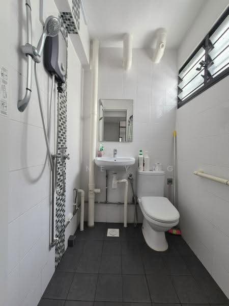 527 Jurong West Street 52, 527 Jurong West Street 52, Boon Lay / Jurong / Tuas, 3 Bedrooms, 1,001 sqft, HDB Flat For Rent, by Irene Yong, 500300606 - Bathroom - PropertyGuru.com.sg
