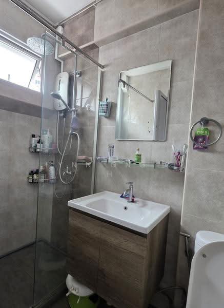 289 Choa Chu Kang Avenue 3, 289 Choa Chu Kang Avenue 3, Dairy Farm / Bukit Panjang / Choa Chu Kang, 3 Bedrooms, 1,119 sqft, HDB Flat For Rent, by Lynn Ong C H, 500300610 - Master toilet - PropertyGuru.com.sg