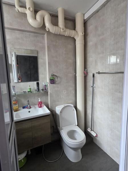 289 Choa Chu Kang Avenue 3, 289 Choa Chu Kang Avenue 3, Dairy Farm / Bukit Panjang / Choa Chu Kang, 3 Bedrooms, 1,119 sqft, HDB Flat For Rent, by Lynn Ong C H, 500300610 - Master toilet - PropertyGuru.com.sg