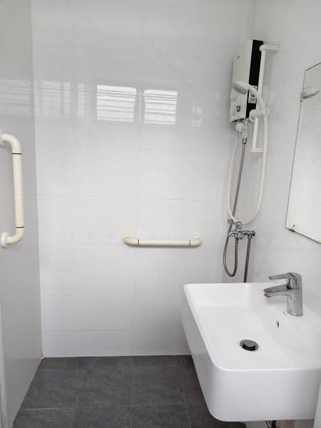 864 Tampines Street 83, 864 Tampines Street 83, Pasir Ris / Tampines, 3 Bedrooms, 1,119 sqft, HDB Flat For Sale, by Frankie Er, 500300882 - Bathroom - PropertyGuru.com.sg