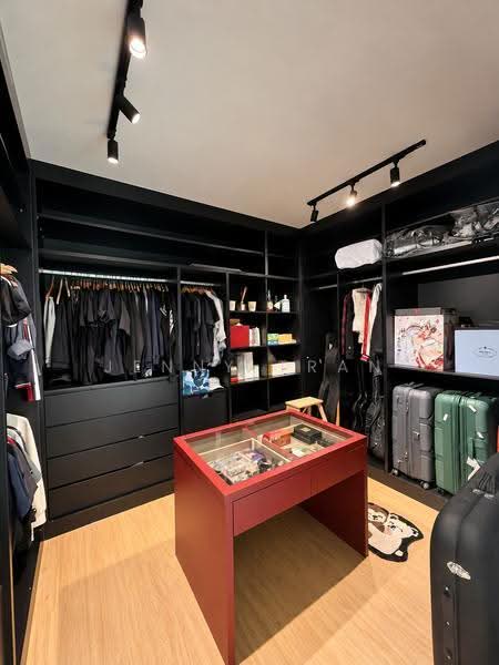 Walk-in wardrobe
