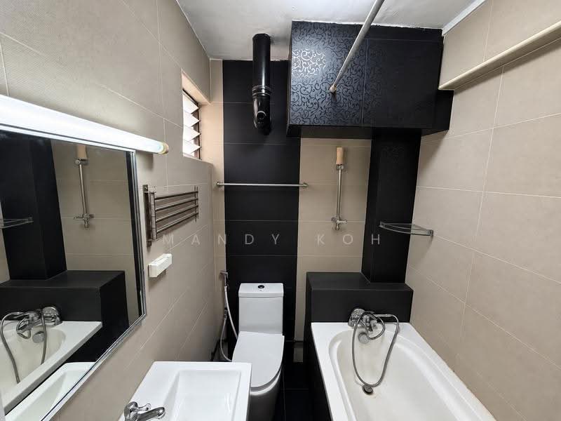 623 Bedok Reservoir Road, 623 Bedok Reservoir Road, Bedok / Upper East Coast, 3 Bedrooms, 980 sqft, HDB Flat For Sale, by Mandy Koh, 500301039 - Bathroom - PropertyGuru.com.sg