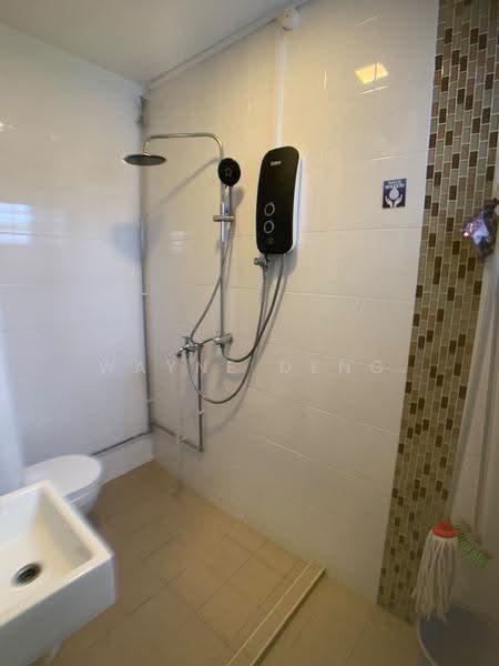 717 Bedok Reservoir Road, 717 Bedok Reservoir Road, Bedok / Upper East Coast, 3 Bedrooms, 1,507 sqft, HDB Flat For Sale, by Wayne Deng, 500301171 - Bathroom - PropertyGuru.com.sg