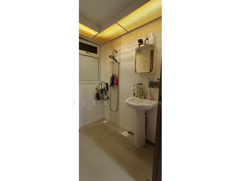 450A Bukit Batok West Avenue 6, 450A Bukit Batok West Avenue 6, Dairy Farm / Bukit Panjang / Choa Chu Kang, 2 Bedrooms, 721 sqft, HDB Flat For Sale, by Alex Teoh, 500301204 - Bathroom - PropertyGuru.com.sg