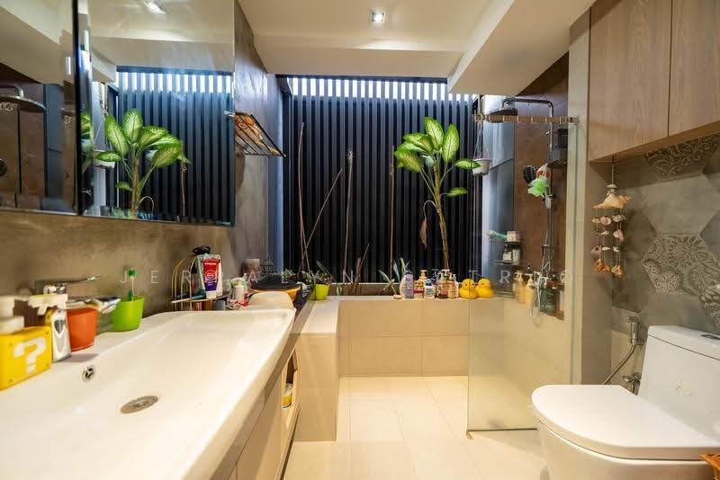 Kenanga Avenue / Lichi Avenue / Belimbing Avenue, Macpherson / Potong Pasir, 5 Bedrooms, 3,900 sqft, Corner Terrace For Sale, by Jerralyn Satrio, 500301404 - Bathroom - PropertyGuru.com.sg