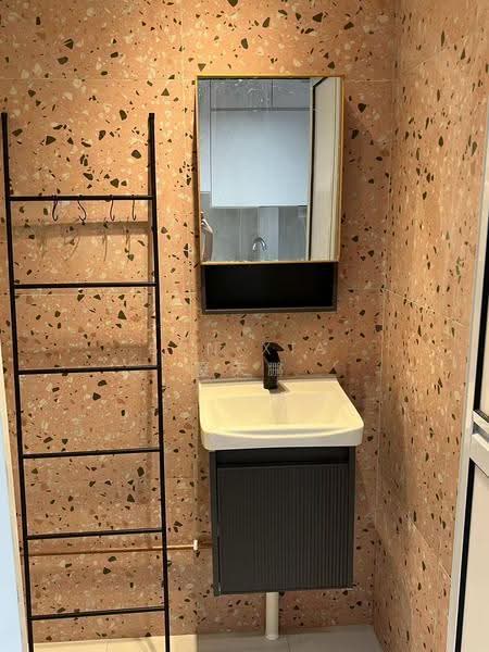95 Old Airport Road, 95 Old Airport Road, Eunos / Geylang / Paya Lebar, 2 Bedrooms, 602 sqft, HDB Flat For Rent, by Ben XIA 夏天鹏, 500301633 - Bathroom - PropertyGuru.com.sg