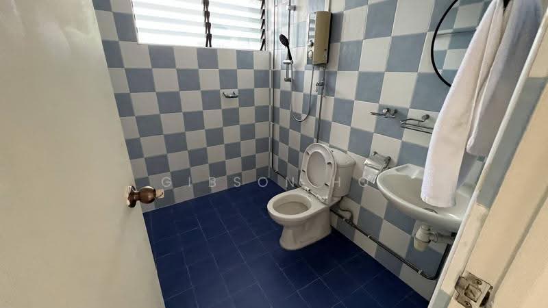 Lucky Plaza, 304 Orchard Road, Orchard / River Valley, 2 Bedrooms, 829 sqft, Apartment For Rent, by Gibson Ho, 500301716 - Bathroom - PropertyGuru.com.sg
