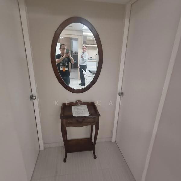 Mirror stand between bed 1 and bed 2