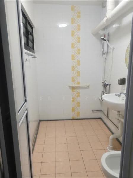 241 Hougang Street 22, 241 Hougang Street 22, Hougang / Punggol / Sengkang, Room Rental, 120 sqft, HDB Flat For Rent, by Mira Kelyna, 500302026 - Bathroom - PropertyGuru.com.sg