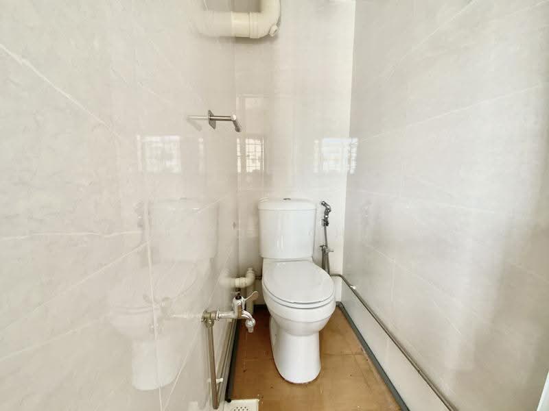 208 Toa Payoh North, 208 Toa Payoh North, Balestier / Toa Payoh, 3 Bedrooms, 872 sqft, HDB Flat For Rent, by Milton Chee, 500302317 - Bathroom - PropertyGuru.com.sg