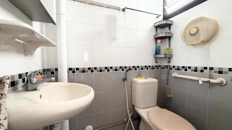746 Yishun Street 72, 746 Yishun Street 72, Sembawang / Yishun, 2 Bedrooms, 721 sqft, HDB Flat For Rent, by Marylyn Yeo, 500302336 - Bathroom - PropertyGuru.com.sg