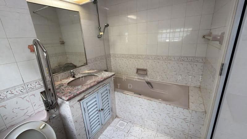 Ville Royale, 310 River Valley Road, Orchard / River Valley, 3 Bedrooms, 1,291 sqft, Apartment For Sale, by ELAINE CHIA, 500302671 - Bathroom - PropertyGuru.com.sg