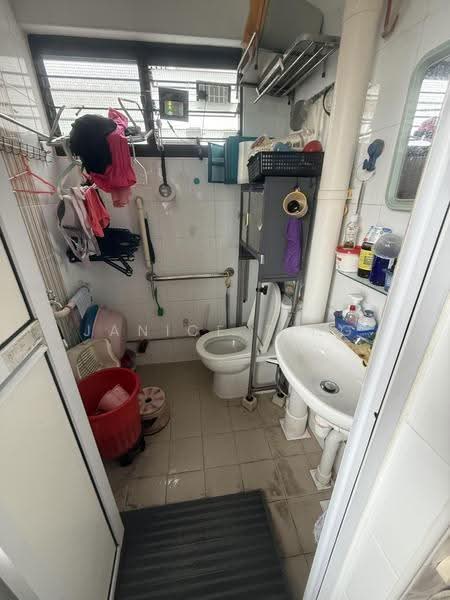 101 Yishun Avenue 5, 101 Yishun Avenue 5, Sembawang / Yishun, Room Rental, 100 sqft, HDB Flat For Rent, by Janice Ting, 500302812 - Bathroom - PropertyGuru.com.sg