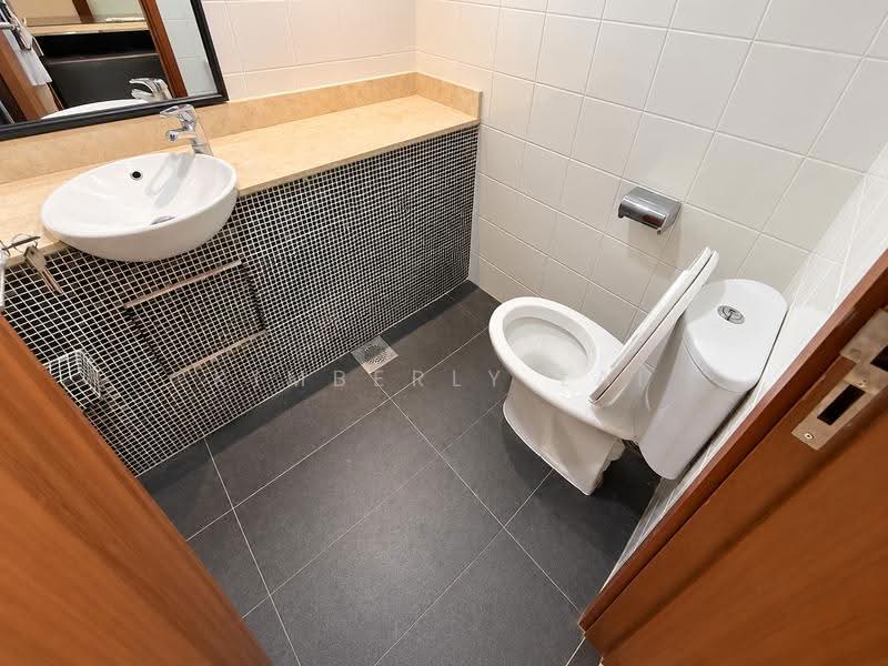 For investors/coliving, *FREEHOLD* 2+S convertible to 3BR @ 3.3% yield, Pasir Ris/Tampines/Loyang/Changi, Pasir Ris / Tampines, 3 Bedrooms, 828 sqft, Condominium For Sale, by Kimberly Lai, 500302979 - Bathroom - PropertyGuru.com.sg
