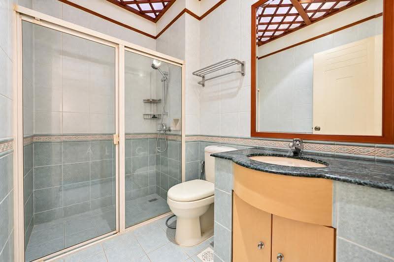Princeton Vale, Poh Huat Terrace, Hougang / Punggol / Sengkang, 5 Bedrooms, 3,200 sqft, Terraced House For Sale, by Alice Ng 黄素芳, 500303151 - Bathroom - PropertyGuru.com.sg