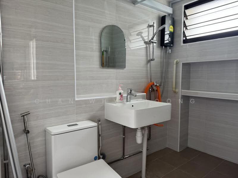 206 Pasir Ris Street 21, 206 Pasir Ris Street 21, Pasir Ris / Tampines, Room Rental, 250 sqft, HDB Flat For Rent, by Chan Whye Hoong, 500303225 - Newly-renovated bathroom - PropertyGuru.com.sg