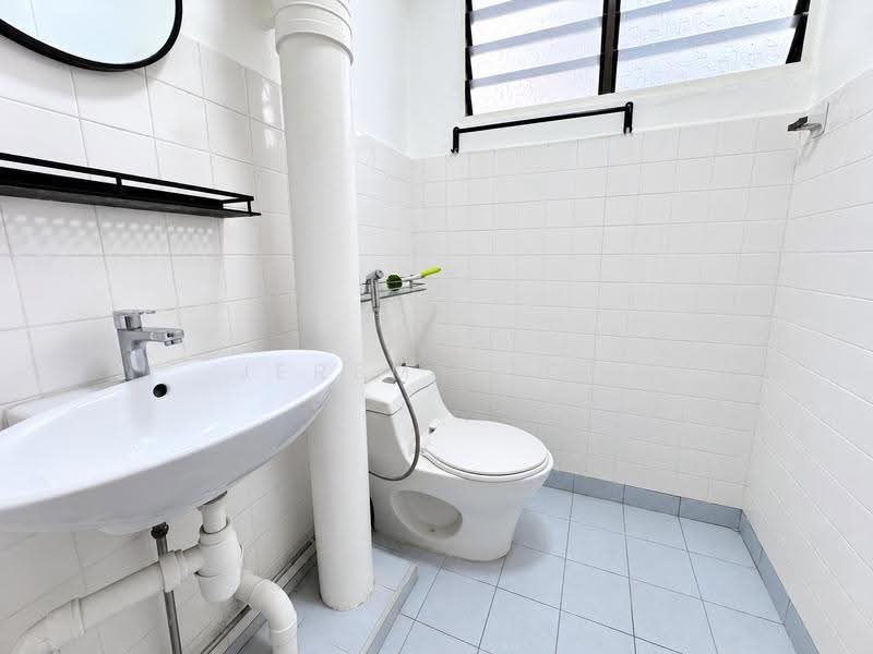 175 Bukit Batok West Avenue 8, 175 Bukit Batok West Avenue 8, Dairy Farm / Bukit Panjang / Choa Chu Kang, 2 Bedrooms, 732 sqft, HDB Flat For Sale, by Jeremy Toh, 500303698 - Bathroom - PropertyGuru.com.sg