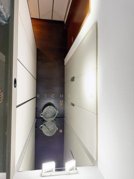 Walk-in wardrobe