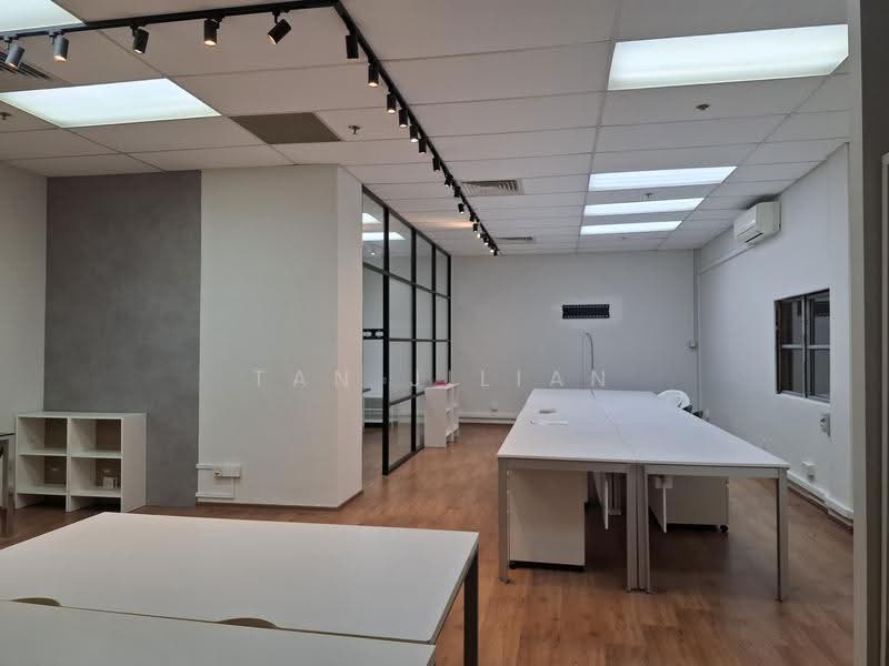 spacious unit w one partition