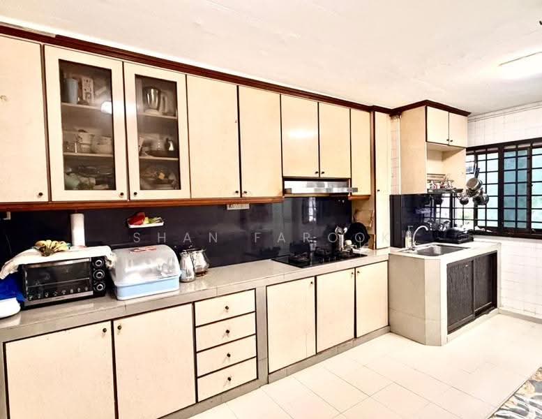 LONG & SPACIOUS KITCHEN