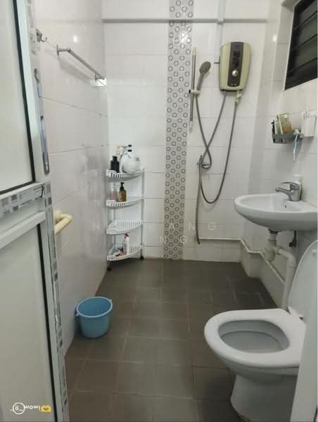 511 Jurong West Street 52, 511 Jurong West Street 52, Boon Lay / Jurong / Tuas, 3 Bedrooms, 1,100 sqft, HDB Flat For Rent, by Ng Kang Seng, 500304490 - Bathroom - PropertyGuru.com.sg