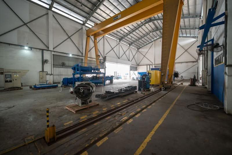 Workshop with heavy-duty gantry crane