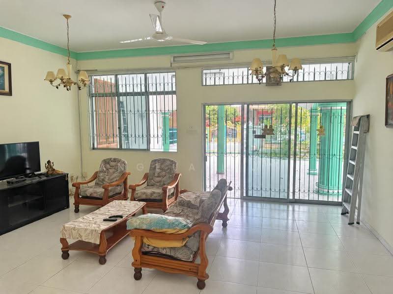Jalan Chengkek, Macpherson / Potong Pasir, 5 Bedrooms, 2,100 sqft, Terraced House For Rent, by Angela Liaw, 500304626 - Living Room - PropertyGuru.com.sg