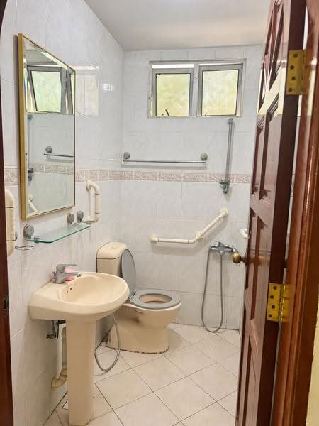 Common Bathroom - Level 1