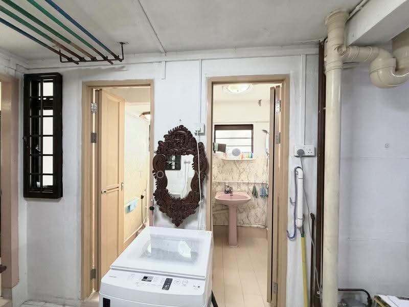 112 Lorong 1 Toa Payoh, 112 Lorong 1 Toa Payoh, Balestier / Toa Payoh, 2 Bedrooms, 699 sqft, HDB Flat For Sale, by Toby Aw, 500304756 - Bathroom - PropertyGuru.com.sg