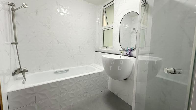 07-62 MBR4 Bathroom