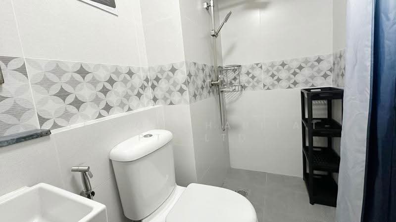 07-62 Common Bathroom