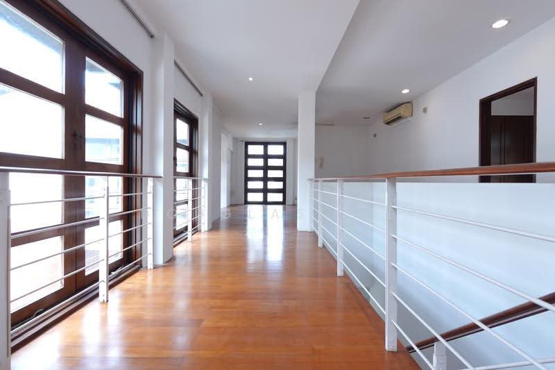 Woodgrove Estate, Ashwood Grove, Admiralty / Woodlands, 5 Bedrooms, 3,815 sqft, Detached House For Sale, by Douglas Lee, 500305267 - Corridor - PropertyGuru.com.sg