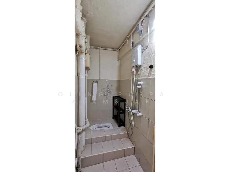 34 Jalan Bahagia, 34 Jalan Bahagia, Balestier / Toa Payoh, 2 Bedrooms, 570 sqft, HDB Flat For Sale, by Oling Puspa Alamsjah, 500305345 - Bathroom - PropertyGuru.com.sg