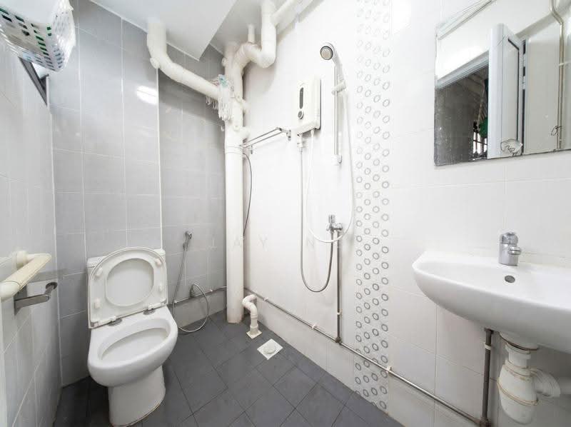 112 Bukit Batok West Avenue 6, 112 Bukit Batok West Avenue 6, Dairy Farm / Bukit Panjang / Choa Chu Kang, 3 Bedrooms, 1,141 sqft, HDB Flat For Sale, by Jay Ng, 500305352 - Bathroom - PropertyGuru.com.sg