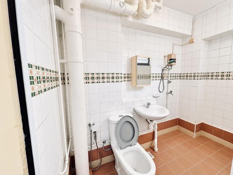 308 Tampines Street 32, 308 Tampines Street 32, Pasir Ris / Tampines, 4 Bedrooms, 1,582 sqft, HDB Flat For Sale, by Siti Alawiah Ishak, 500305535 - Common Bathroom - PropertyGuru.com.sg