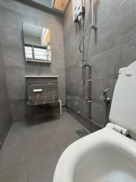 243 Serangoon Avenue 2, 243 Serangoon Avenue 2, Hougang / Punggol / Sengkang, 2 Bedrooms, 689 sqft, HDB Flat For Sale, by Samuel Liao, 500305888 - Bathroom - PropertyGuru.com.sg