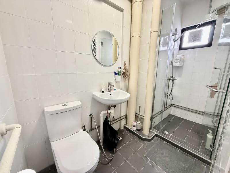 133 Geylang East Avenue 1, 133 Geylang East Avenue 1, Eunos / Geylang / Paya Lebar, 3 Bedrooms, 1,572 sqft, HDB Flat For Sale, by Clement Cheng, 500305999 - Bathroom - PropertyGuru.com.sg
