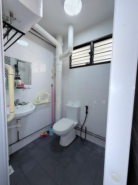 133 Bedok Reservoir Road, 133 Bedok Reservoir Road, Bedok / Upper East Coast, 3 Bedrooms, 1,109 sqft, HDB Flat For Sale, by Noi Jamlan, 500306005 - Bathroom - PropertyGuru.com.sg