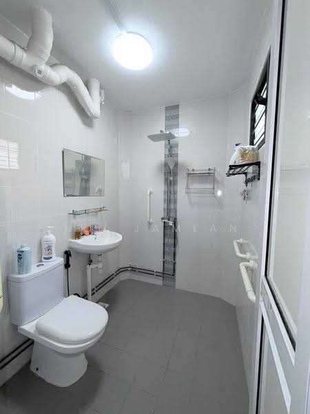 133 Bedok Reservoir Road, 133 Bedok Reservoir Road, Bedok / Upper East Coast, 3 Bedrooms, 1,109 sqft, HDB Flat For Sale, by Noi Jamlan, 500306005 - Bathroom - PropertyGuru.com.sg